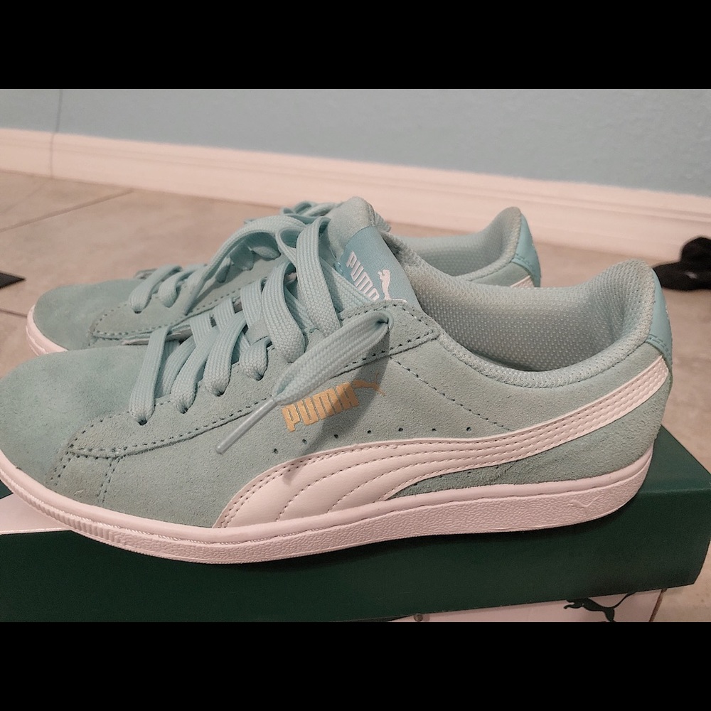 Light green pumas
